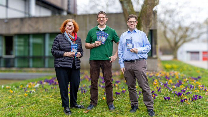 v.l.n.r.: Marika Flierl, VHS-Leiterin, Frank Ehrmantraut, Mitarbeiter VHS, und Ingo Sonnenschein, Stiftungsmanager Kultur und Umwelt der Kreissparkasse Saarpfalz, präsentieren die neue Broschüre. Foto: Thomas Bastuck