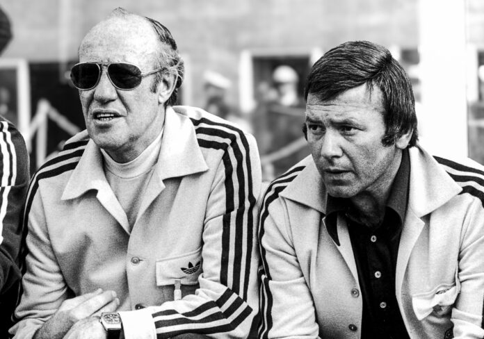 GA2N7N (L-R) The West Germany bench: assistant coach Herbert Widmayer, coach Helmut Schon, team doctor Professor Heinrich Hess - Foto: Alamy