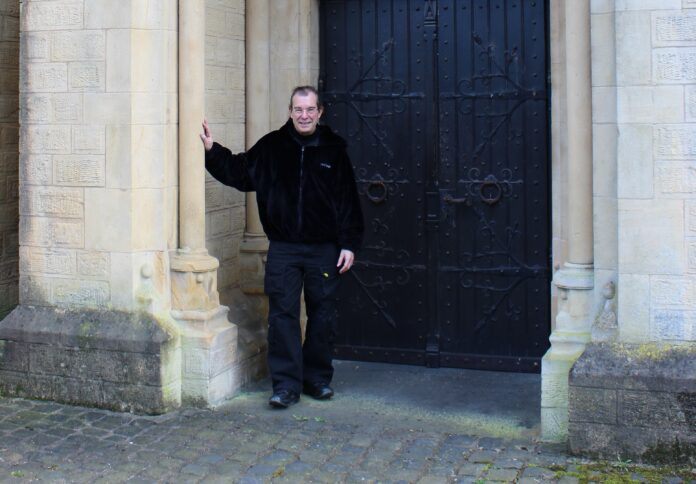 Armin Kopper vor seiner neuen Hauptkirche, der Evangelische Kirche Sulzbach Foto: evks/Eulenstein