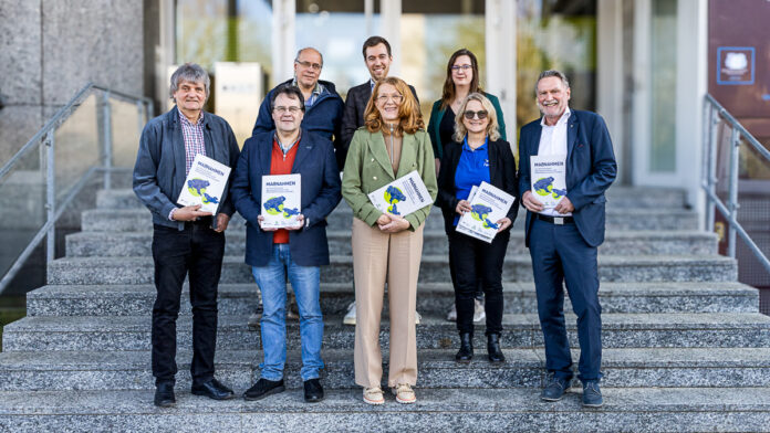 Ministerin Petra Berg (vorne Mitte) und Raimo Benger (r.), Hauptgeschäftsführer von vero, mit Vertreterinnen und Vertretern von vero, des BUND Saarland, des NABU Saarland sowie des Ministeriums bei der Vorstellung der Broschüre „Maßnahmen zur Unterstützung der Abgrabungsamphibien in der Rohstoffgewinnung des Saarlandes“, MUKMAV/Kathrin Hinsberger