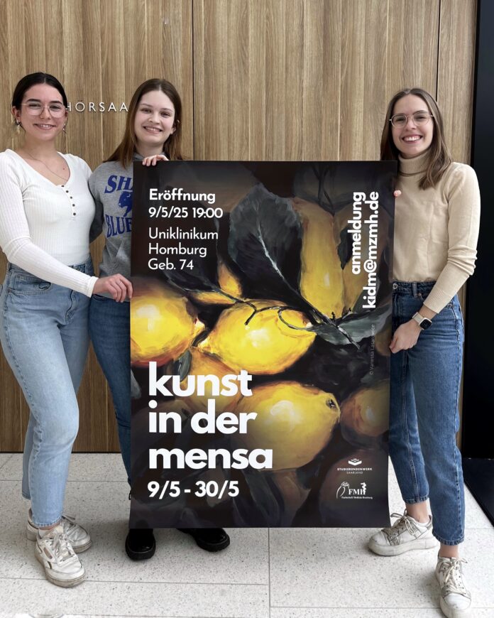 Johanna Traue, Sarah Storb und Julia Kümmel haben Kunst in der Mensa 2025 organisiert und freuen sich auf viele kunstbegeisterte Teilnehmerinnen und Teilnehmer. - Foto: Johannette Birkenstock